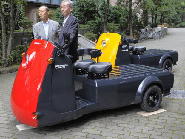 A montadora japonesa Mitsuoka Motor e a fabricante de baterias Yuasa M&B apresentaram nesta quinta-feira (7), em Tóquio (Japão), o protótipo elétrico Like T3. As duas empresas vão conduzir os testes do veículo de dois lugares e três rodas pequenas, que atinge velocidade máxima de 60 km/h.  (Foto: Toru YAMANAKA/AFP)