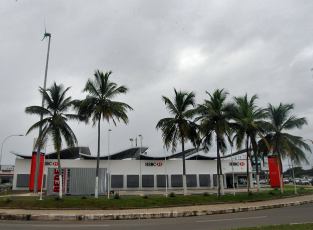 Torre eólica (à esquerda) que abastece agência bancária em São Luis (MA). Iniciativa de banco poderá ser expandida para outras partes do país. (Foto: Divulgação/HSBC)