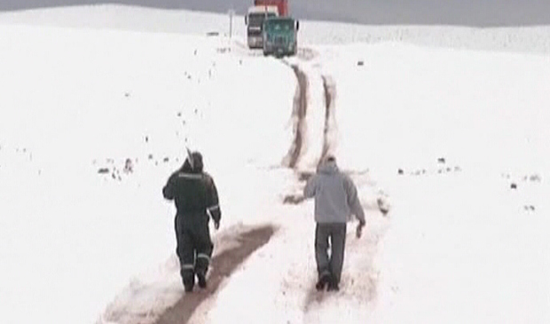 Muitos veículos ficam presos na neve (Foto: Reprodução / BBC)