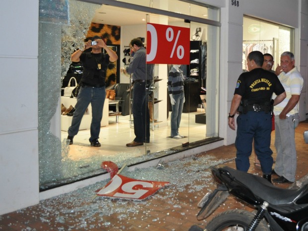 Vitrine da loja onde ocorreu o tiroteio ficou destruída no centro de Cassilândia, MS (Foto: Zildo Silva/Cassilândia Jornal)