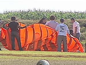 Polícia criminalística esteve no local do acidente analisando os paraquedas (Foto: Reprodução RPC TV)