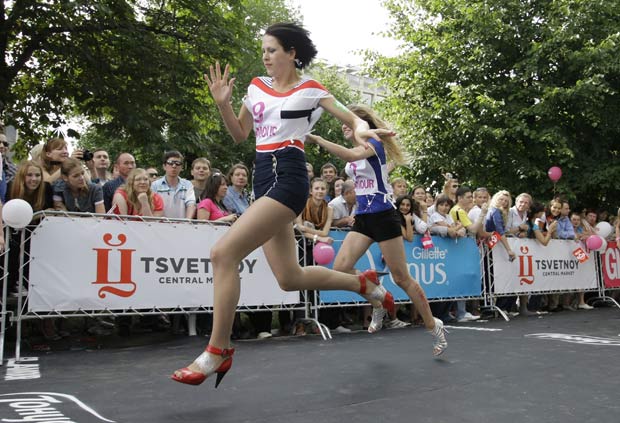 Cerca de cem mulheres participaram da corrida de salto alto. (Foto: Alexander Zemlianichenko Jr/AP)