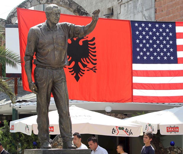Ex-presidente dos EUA George W. Bush ganhou uma estátua na Albânia. (Foto: Arben Celi/Reuters)