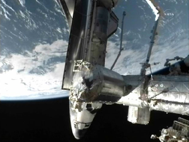 Atlantis acoplado à ISS (Foto: Reuters/NASA TV)