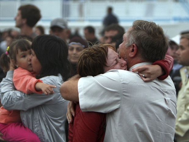 Sobrevivente do naufrágio é abraçado após o resgate, na cidade de Kazan (Foto: AP)
