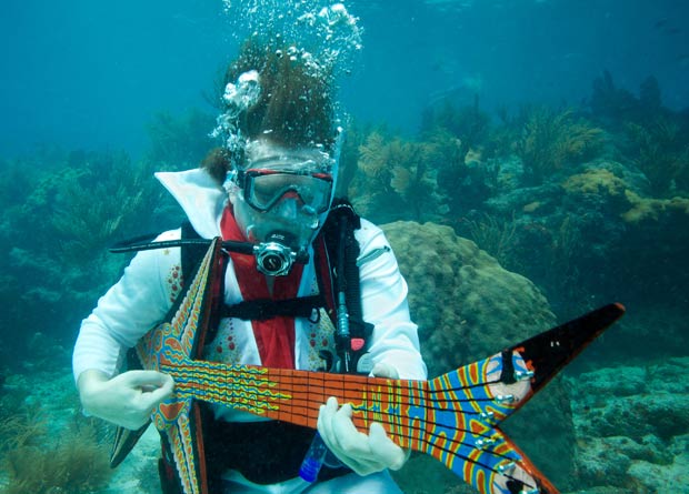 Eric Rolfe se apresenta no concerto debaixo d'água. (Foto: Bob Care/Florida Keys News Bureau/AP)