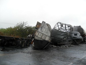 Colisão entre caminhões causa explosões na BR-116, no Ceará (Foto: TV Verdes Mares/Alana Araújo)