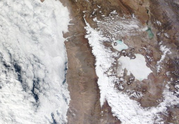 Imagem feita pelo satélite Terra e divulgada pela Nasa mostra a neve sobre o deserto do Atacama, na América do Sul, em 7 de julho. Uma frente fria iniciada em 3 de julho formou uma camada de neve de 80 centímetros de neve sobre o deserto, considerado o mais seco do mundo (Foto: AP)