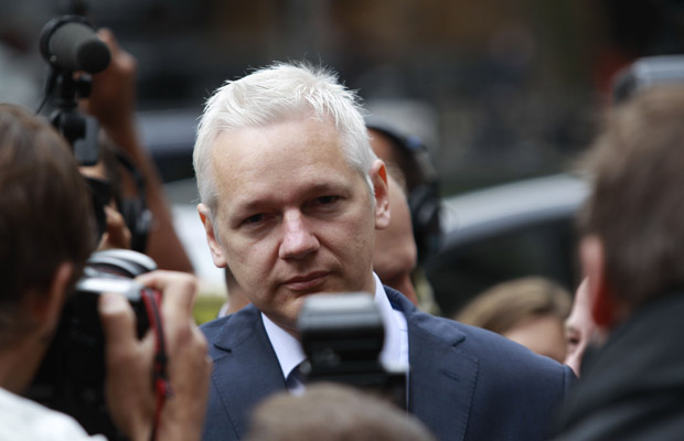 O fundador do WikiLeaks, Julian Assange, chega ao tribunal nesta quarta-feira (13) em Londres (Foto: AP)