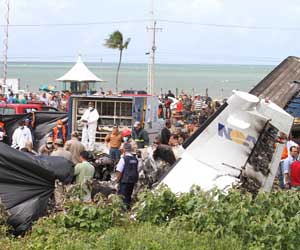 Lista de vítimas de queda de 
avião no Recife é divulgada (GUGA MATOS/JC IMAGEM/AE)
