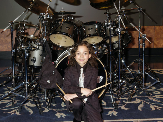 O jovem americano Julian Pavone, de sete anos, foi anunciado nesta terça-feira (12) como o mais jovem baterista profissional do mundo. (Foto: AP)