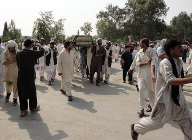 Vítimas do ataque da Otan são veladas nesta quinta-feira (14) na província de Khost (Foto: AP)