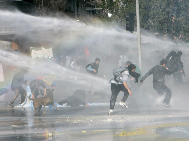 Polícia usa jatos de água para conter manifestantes chilenos (Foto: Victor Ruiz Caballero/Reuters)