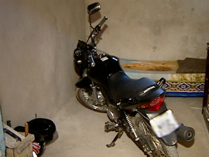 Moto, motivo do assalto, não foi levada pelos bandidos. (Foto: Reprodução/TV Gazeta)