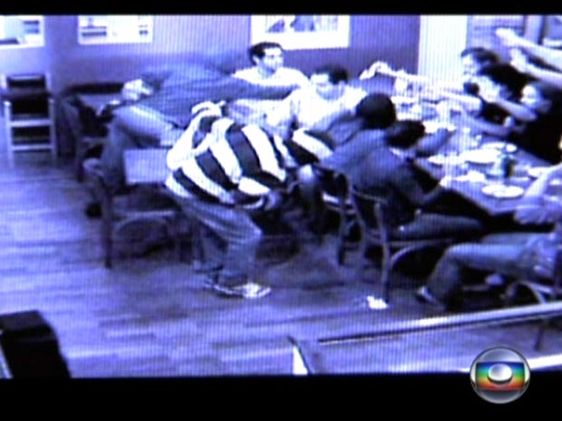 Criminosos recolhem dinheiro dos clientes do Empório Alto dos Pinheiros (Foto: Reprodução/TV Globo)