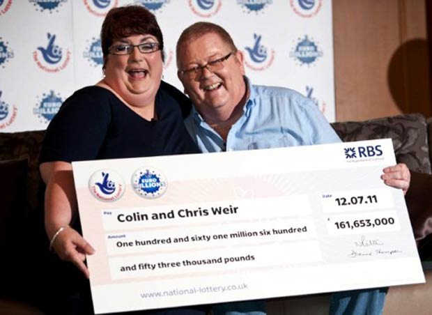 Colin Weir e sua mulher, Chris, exibem o prêmio de mais de 161 milhões de libras. (Foto: Wattie Cheung/AFP)