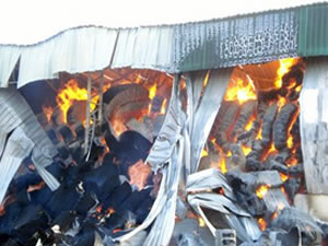 Incêndio destruiu todo o estoque da beneficiadora de algodão. (Foto: João Ricardo )