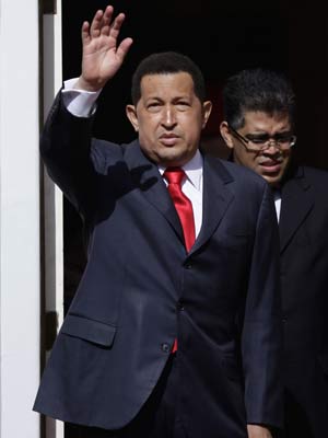 Chávez acena durante cerimônia de recepção ao presidente eleito do Peru, Ollanta Humala, nesta sexta (15), em Caracas (Foto: Ariana Cubillos / AP)