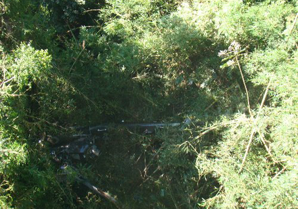 Destroços de helicóptero foram encontrados em meio à mata fechada em SC (Foto: Divulgação/PMSC)