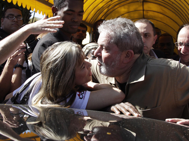 Ex-presidente se aproxima de militante (Foto: Marcos Alves / Agência O Globo)