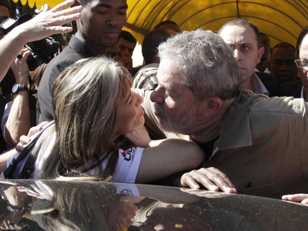 Ex-presidente Lula com militante (Foto: Marcos Alves / Agência O Globo)
