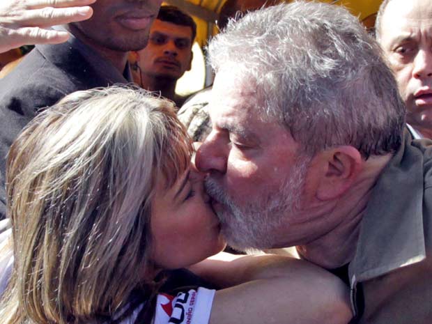 Lula beijando militante (Foto: Marcos Alves / Agência O Globo)