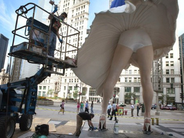Operários dão retoques em estátua gigante de Marilyn Monron na famosa pode do filme 'O pecado mora ao lado' (Seven year itch), nesta quinta-feira (14), em Chicago (Foto: AFP)