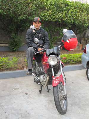 O motoboy Willian usa a pista expressa todos os dias e já foi multado (Foto: Juliana Cardilli/G1)