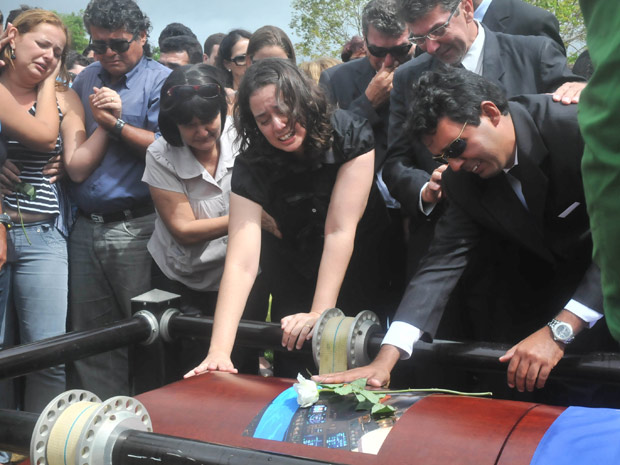 Familiares e amigos se emocionam em sepultamento de copiloto da aeronave que caiu no Recife (Foto: Aldo Carneiro/AE/AE)