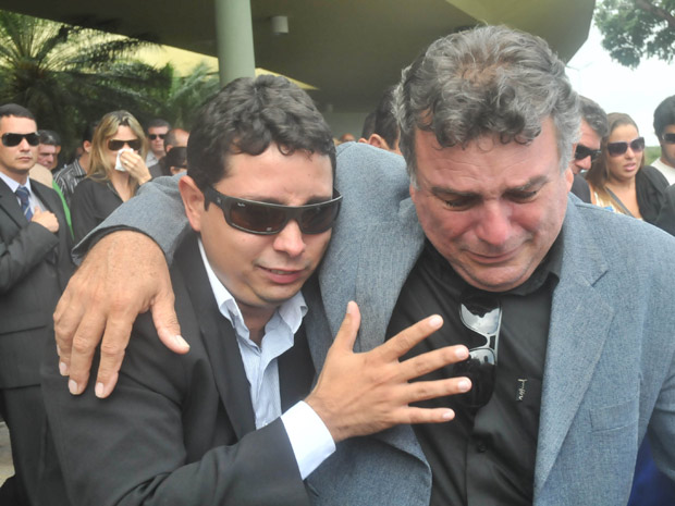 Familiares e amigos se emocionam em sepultamento de corpo de copiloto da aeronave que caiu no Recife (Foto: Aldo Carneiro/AE/AE)