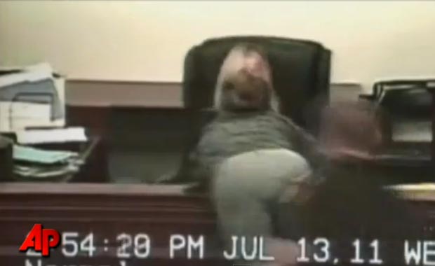 Mulher atacou a juíza Jennifer Upchurch Edwards. (Foto: AP)
