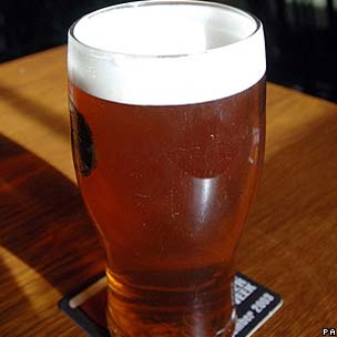 O consumo de cerveja teria sido importante para a sobrevivencia dos antigos europeus (Foto: BBC)