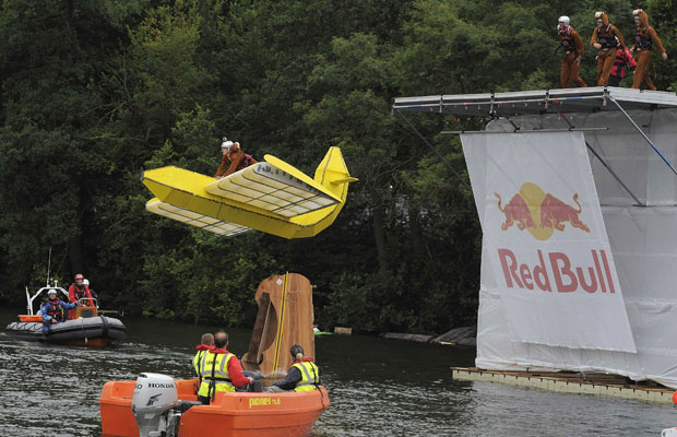Competidores vestidos de macaco empurram a ‘banana voadora’ no evento ‘Red Bull Flugtag’, em Leeds, no norte da Inglaterra, neste domingo (17). Participantes competem para saber qual máquina consegue ‘voar’ a maior distância. (Foto: Nigel Roddis/Reuters)