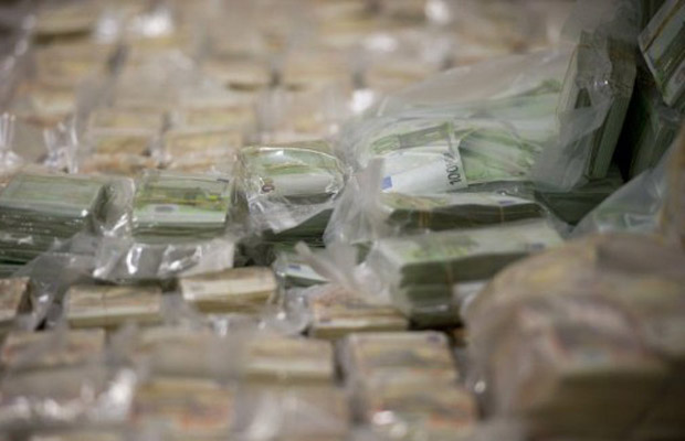 As autoridades espanholas, em colaboração com o FBI (polícia federal dos EUA) e autoridades de Miami conseguiram apreender 25 milhões de euros e 60 carros de luxo em uma grande operação contra lavagem de dinheiro oriundo do tráfico de drogas (Foto: AFP)