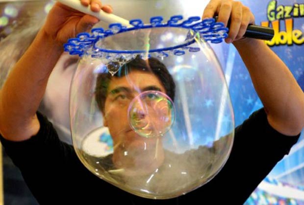 Artista canadense desenvolveu suas próprias fórmulas e equipamentos para criar as bolhas. (Foto: AFP)