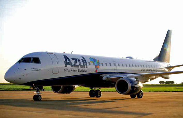 Aeronave Embraer 190 adquirida pela companhia Azul Linhas Aéreas. Modelo vai realizar voo com combustível alternativo em breve. (Foto: Divulgação/Embraer)
