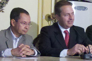 O ministro Paulo Passos ao lado do governador de Pernambuco, Eduardo Campos (Foto: Chico Feitosa / G1)