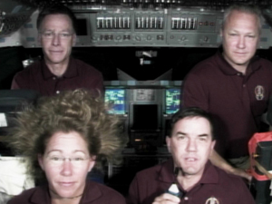 Tripulação do Atlantis na missão STS-135 a caminho da Terra (Foto: Nasa)