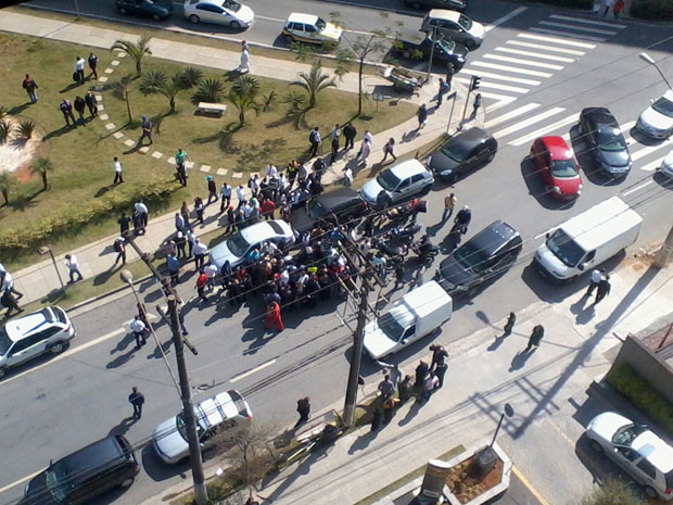 Multidão se juntou em torno do homem baleado na Vila Olímpia (Foto: Suellen Bueno Rodrigues/VC no G1)
