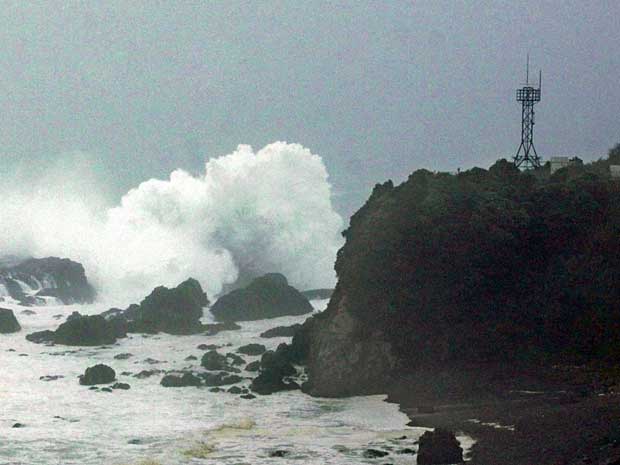 Tufão ‘Ma-on’ já provoca ondas fortes e altas na região de Wakayama. (Foto: Kumano Shimbun / Kyodo News / AP Photo)