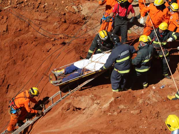 Bombeiros resgatam corpo de um dos operários que morreram soterrados em obra no Instituto da Criança e do Adolescente (ICA), do Hospital Universitário de Brasília, nestq quinta (21) (Foto:  Ed Ferreira/AE)