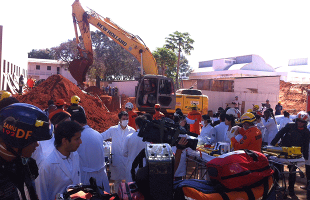 Equipes de resgate trabalham na busca de opetrário soterrados em obra do Hospital Universitário de Brasília (Foto: Mariana Zoccoli/G1)