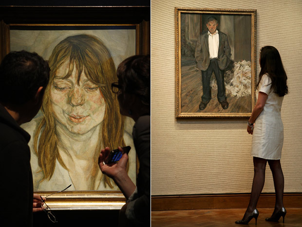 Visitantes olham pinturas de Lucian Freud em exposição na casa de leilões Christie's, em Londres. À esquerda, obra intitulada 'Woman smiling'; ao lado, retrato 'Bruce Bernard' (Foto: Alastair Grant/AP)