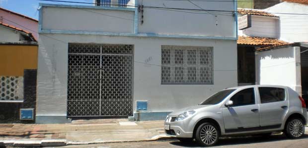 Imóvel serviu, por três mes, como falsa sede de uma empresa de revenda de grama sintética registrada na junta comercial do Ceará. (Foto: Leonardo Heffer/G1)
