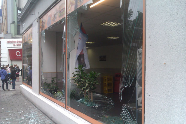 O brasileiro fotografou os vidros quebrados de uma loja após as explosões (Foto: Arquivo pessoal/Leonardo Doria de Souza)