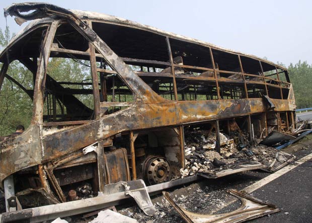 Ônibus pega fogo na China e 41 morrem (Foto: Reuters)