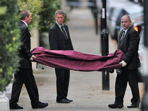 Policiais retiram corpo de Amy Winehouse em Londres (Foto: AFP)