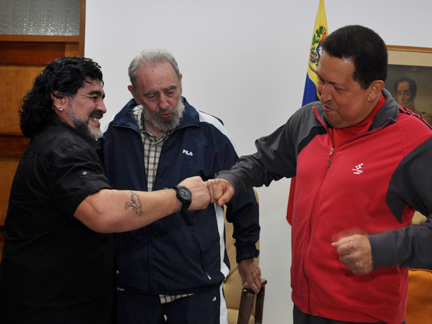 O governo da Venezuela divulgou, neste sábado, imagens do encontro entre o presidente venezuelano Hugo Chávez e o líder cubano Fidel Castro. O encontro ainda teve participação do ex-jogador argentino Diego Maradona. Maradona viajou a Cuba na sexta-feira ( (Foto: AP)