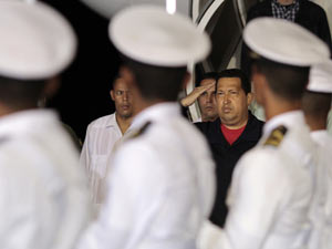 Chávez bate continência ao desembarcar em Caracas (Foto: Reuters/Palácio Miraflores)