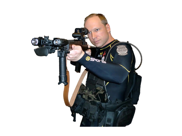 Foto retirada do documento online e modificada digitalmente para retirar fundo da imagem mostra Anders Behring Breivik segurando arma (Foto: AP)